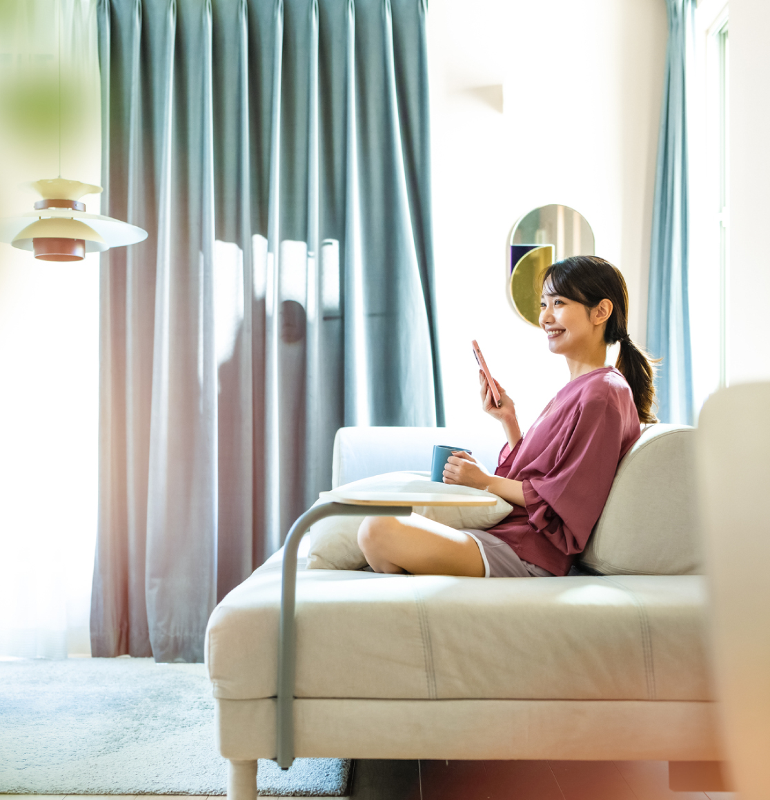 ソファでリラックスする女性の写真
